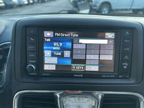 Used 2016 Chrysler Town & Country Touring w/ Driver Convenience Group image 21