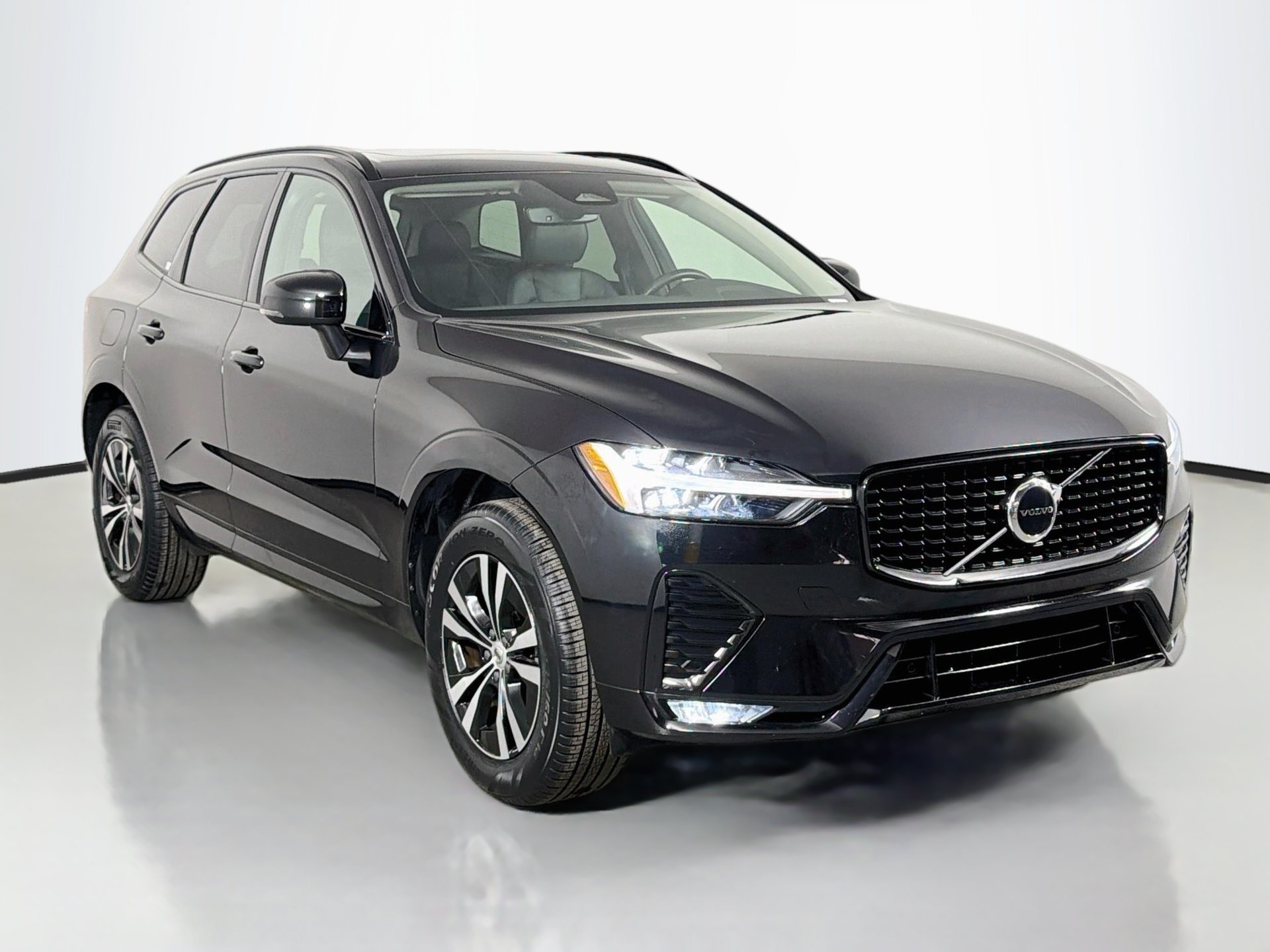 Used 2024 Volvo XC60 B5 Core AWD/4WD image 3