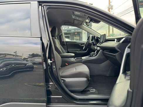 Used 2022 Toyota RAV4 XLE image 21