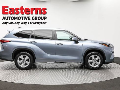 Used 2023 Toyota Highlander LE image 4