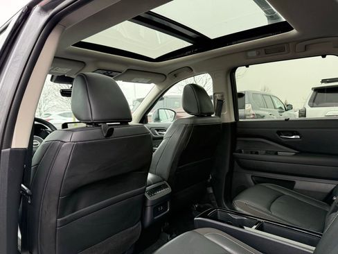 Used 2024 Nissan Pathfinder SL w/ SL Premium Package image 16
