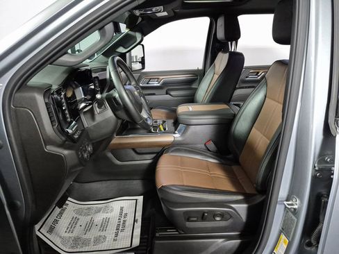 Used 2024 Chevrolet Silverado 3500 High Country w/ Technology Package image 9