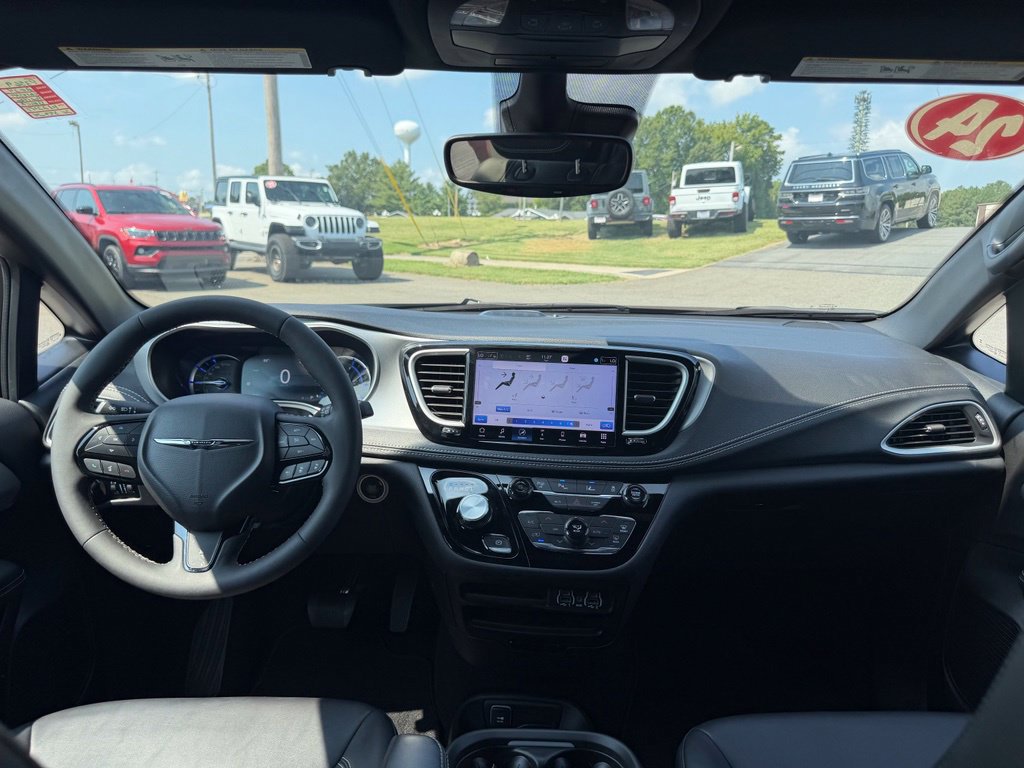 Used 2024 Chrysler Pacifica Limited FWD image 38