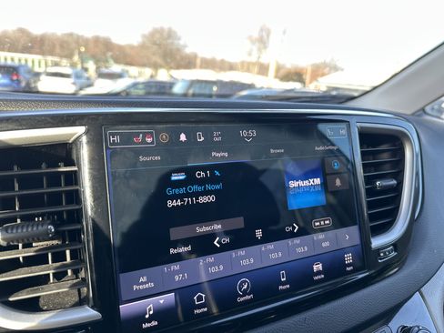 Used 2024 Chrysler Pacifica Touring-L image 19