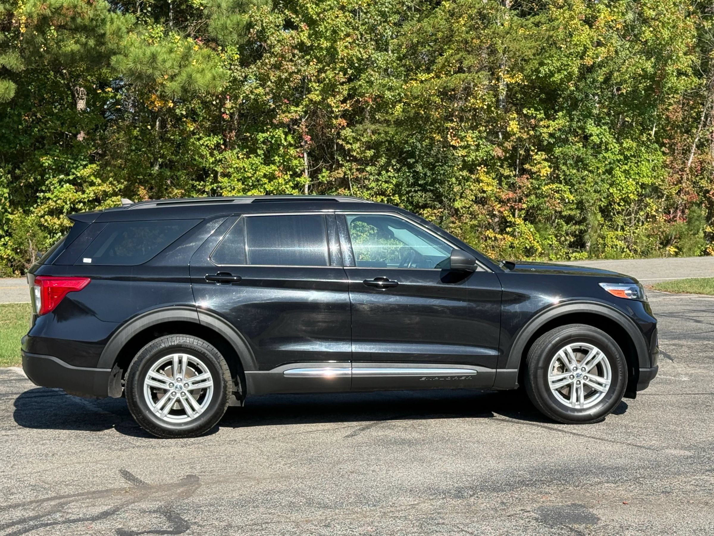 Used 2022 Ford Explorer XLT AWD/4WD image 3