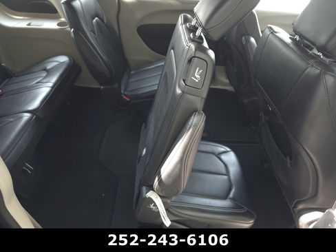 Used 2024 Chrysler Pacifica Touring-L FWD image 37
