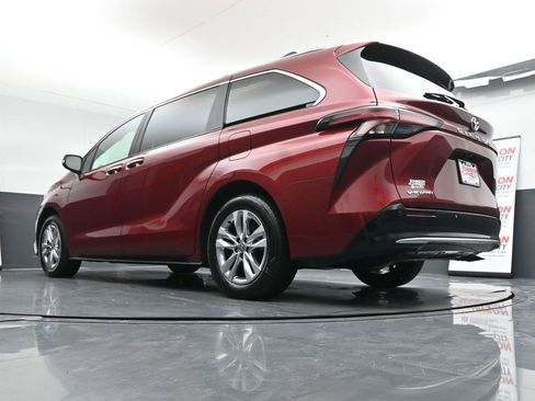 Used 2025 Toyota Sienna Limited image 39