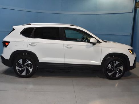Certified 2025 Volkswagen Taos SE w/ Panoramic Sunroof Package image 19