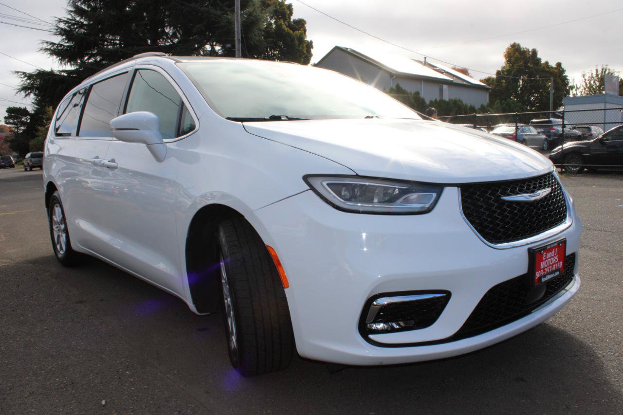 Used 2022 Chrysler Pacifica Touring-L FWD image 3