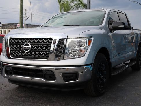 Used 2018 Nissan Titan SV w/ SV Convenience Package RWD image 2