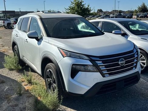 Used 2024 Nissan Rogue SV FWD image 2