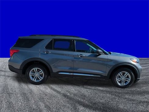 Certified 2022 Ford Explorer XLT image 3