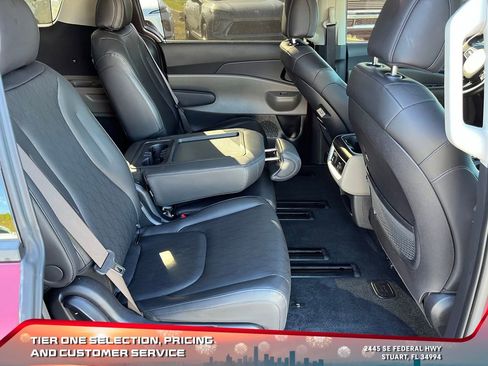 Used 2025 Kia Carnival SX image 18