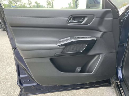 Used 2025 Nissan Pathfinder SV AWD/4WD image 5