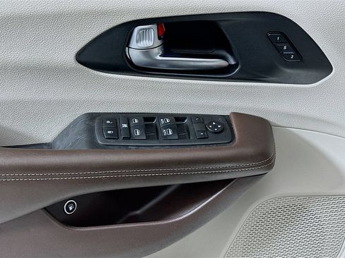 Used 2021 Chrysler Pacifica Touring-L FWD image 21