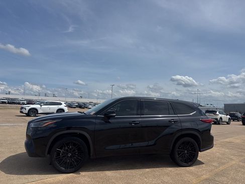 Used 2022 Toyota Highlander L FWD image 9