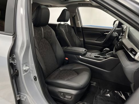 Used 2024 Toyota Highlander XLE image 31