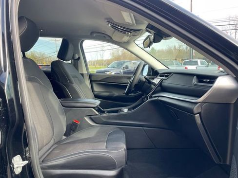 Used 2023 Jeep Grand Cherokee Laredo AWD/4WD image 17