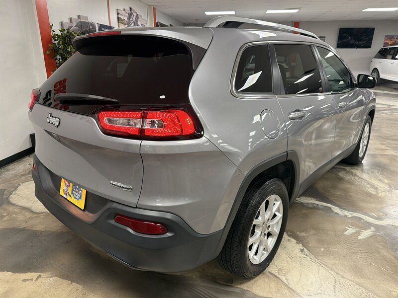 Used 2018 Jeep Cherokee Latitude Plus w/ Comfort/Convenience Group FWD image 12