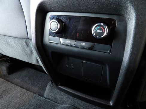 Used 2025 Chevrolet Traverse LT image 24