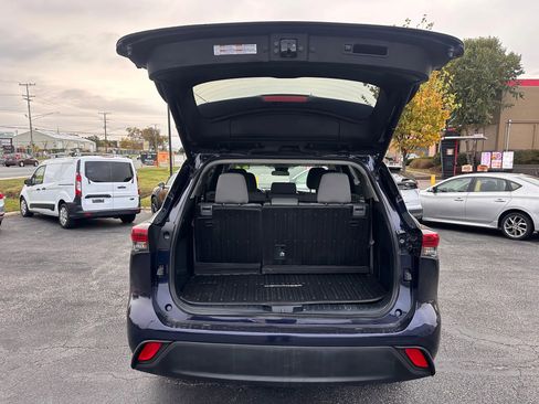 Used 2022 Toyota Highlander LE image 9