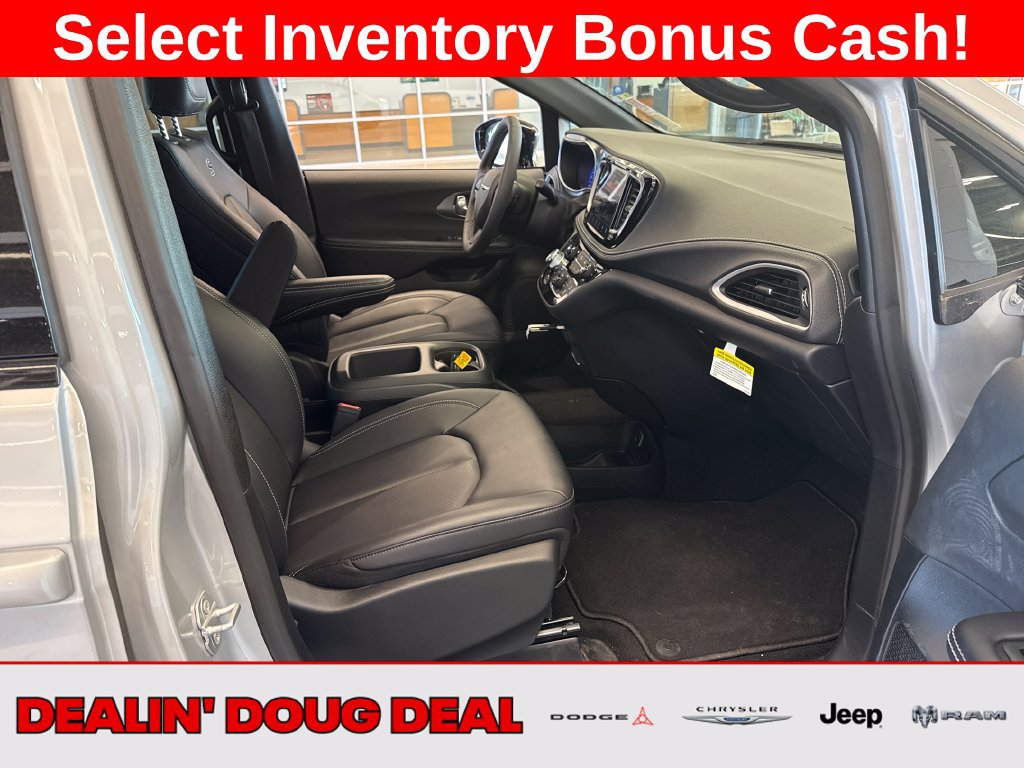 New 2026 Chrysler Pacifica Select w/ S Appearance Package AWD/4WD image 22