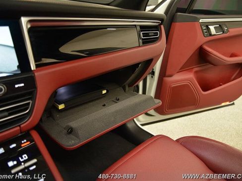 Used 2023 Porsche Macan AWD/4WD image 34