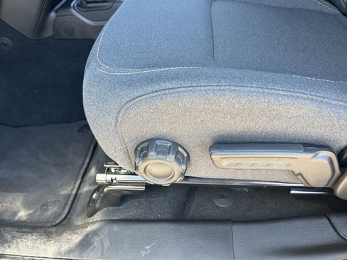 Used 2025 Jeep Wrangler Sahara image 30