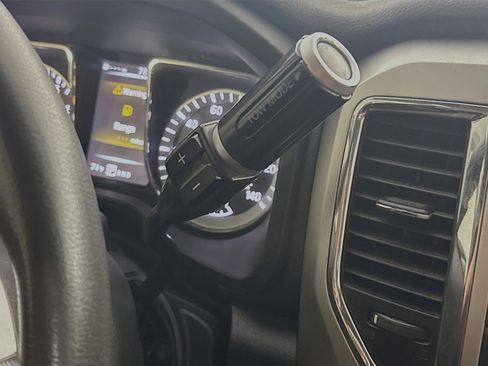 Used 2017 Nissan Titan SV image 19