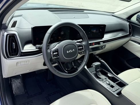 Certified 2025 Kia Sorento S image 19
