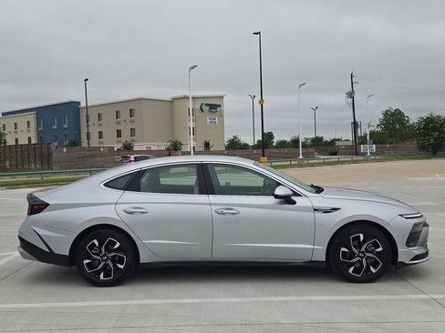 Used 2025 Hyundai Sonata SEL FWD image 2