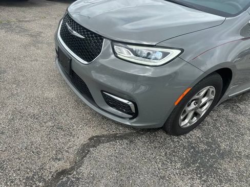 Used 2023 Chrysler Pacifica Limited FWD image 9