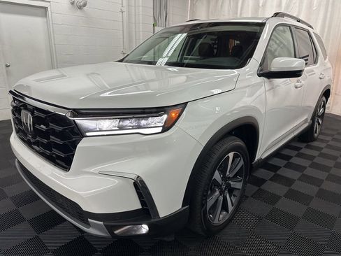 Used 2025 Honda Pilot Touring image 4