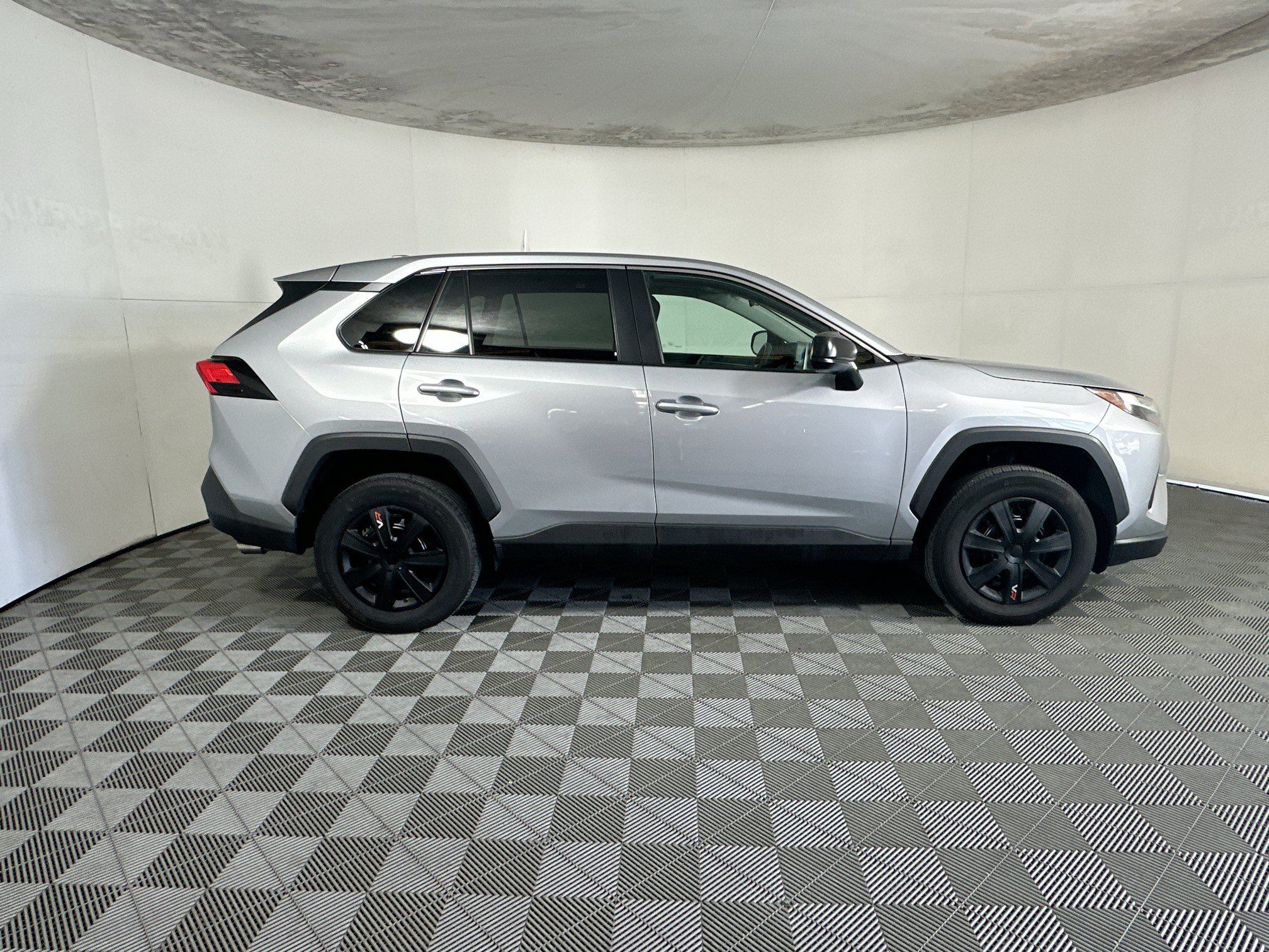 Used 2025 Toyota RAV4 LE AWD/4WD image 2