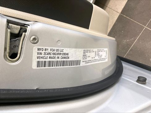 Used 2024 Chrysler Pacifica Touring-L image 36