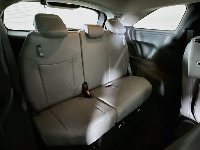 Used 2025 Toyota Sienna XLE FWD image 26