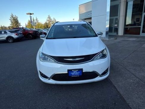 Used 2017 Chrysler Pacifica Limited FWD image 3