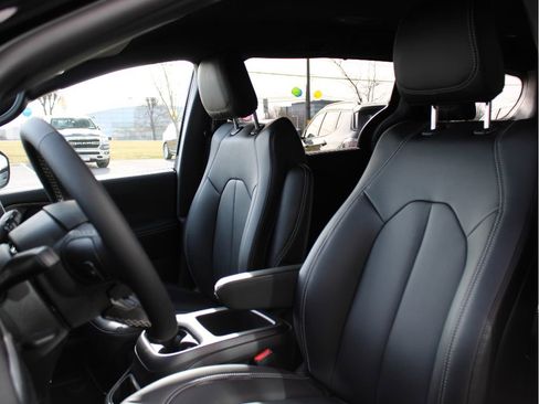 New 2026 Chrysler Pacifica Select image 10