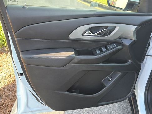 Used 2022 Chevrolet Traverse LT FWD image 17