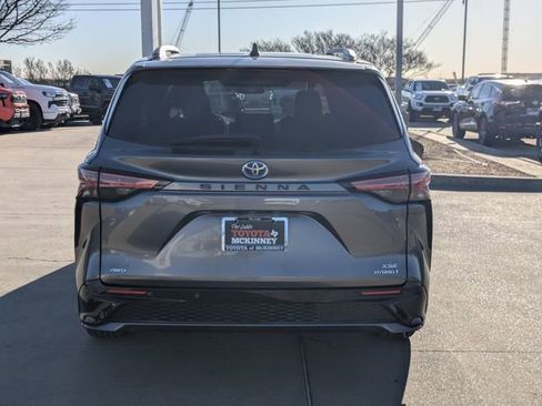 Used 2021 Toyota Sienna XSE w/ XSE Plus Package image 7