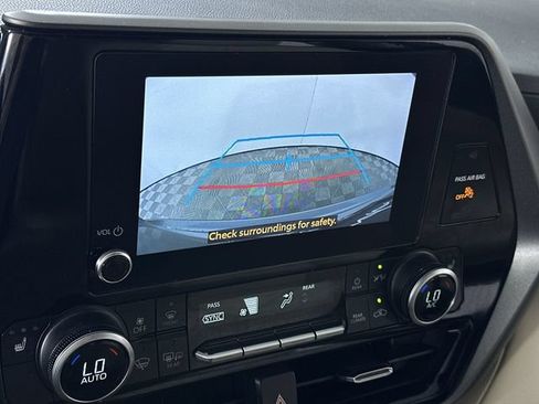 Used 2024 Toyota Highlander XLE AWD/4WD image 15