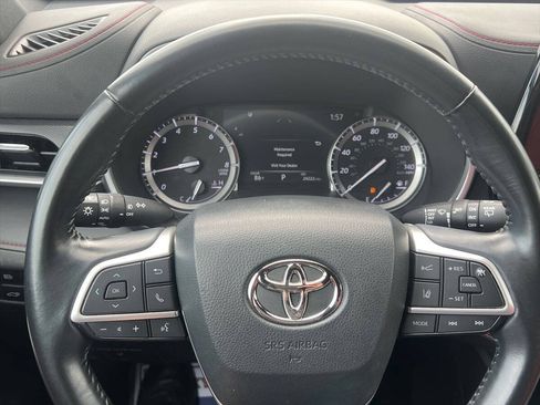 Used 2022 Toyota Highlander XSE AWD/4WD image 11