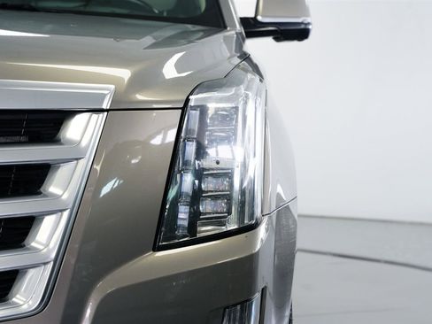 Used 2018 Cadillac Escalade Premium Luxury image 4