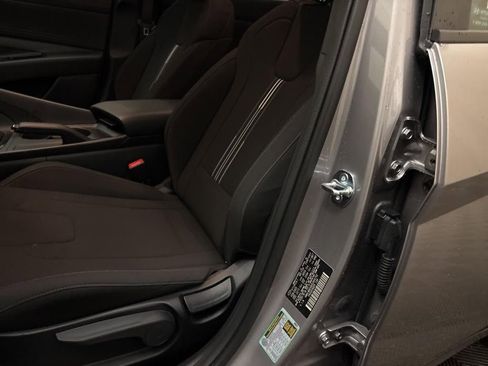 Certified 2025 Hyundai Elantra SE image 12
