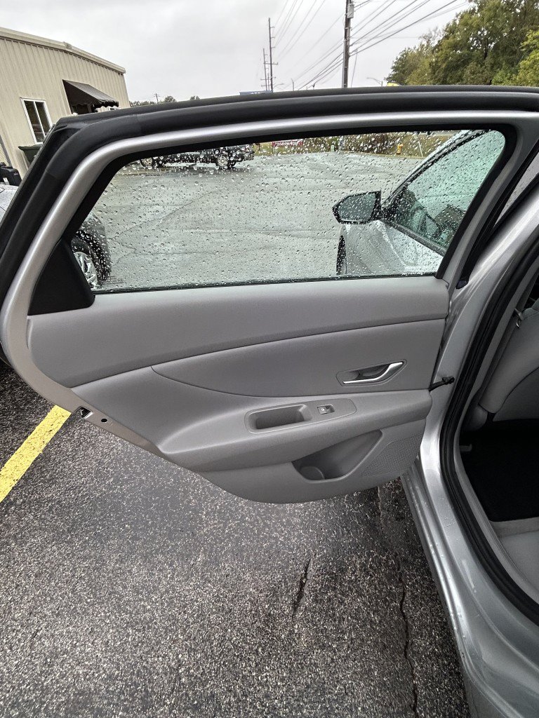 Used 2021 Hyundai Elantra SE FWD image 8