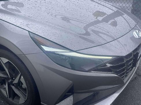 Used 2023 Hyundai Elantra Limited image 9