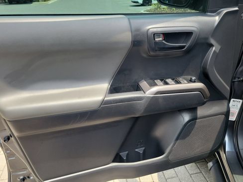 Used 2022 Toyota Tacoma SR5 RWD image 29