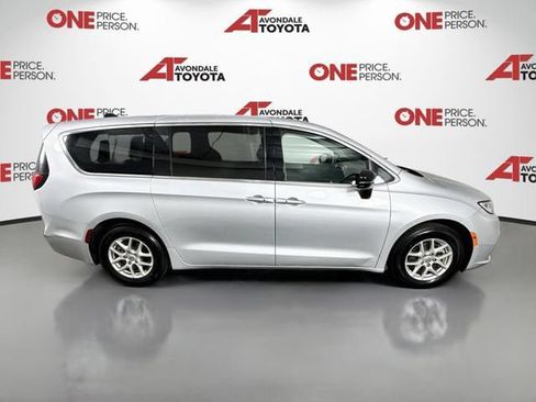 Used 2024 Chrysler Pacifica Touring-L FWD image 8