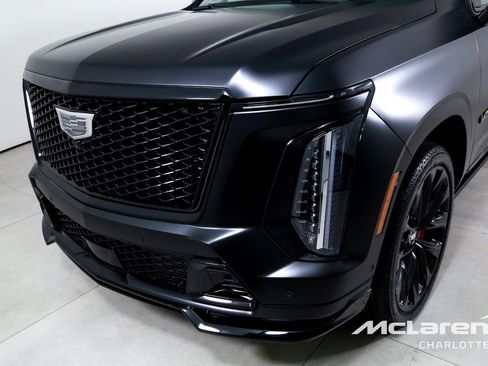 Used 2026 Cadillac Escalade V w/ LPO, ONYX Package AWD/4WD image 39