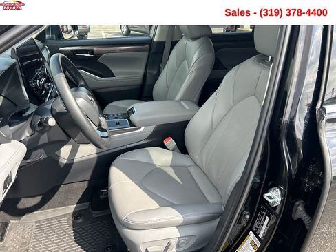 Used 2023 Toyota Highlander Limited image 10